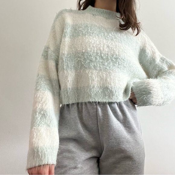 Cropped mockneck sweater - Picture 2 of 4